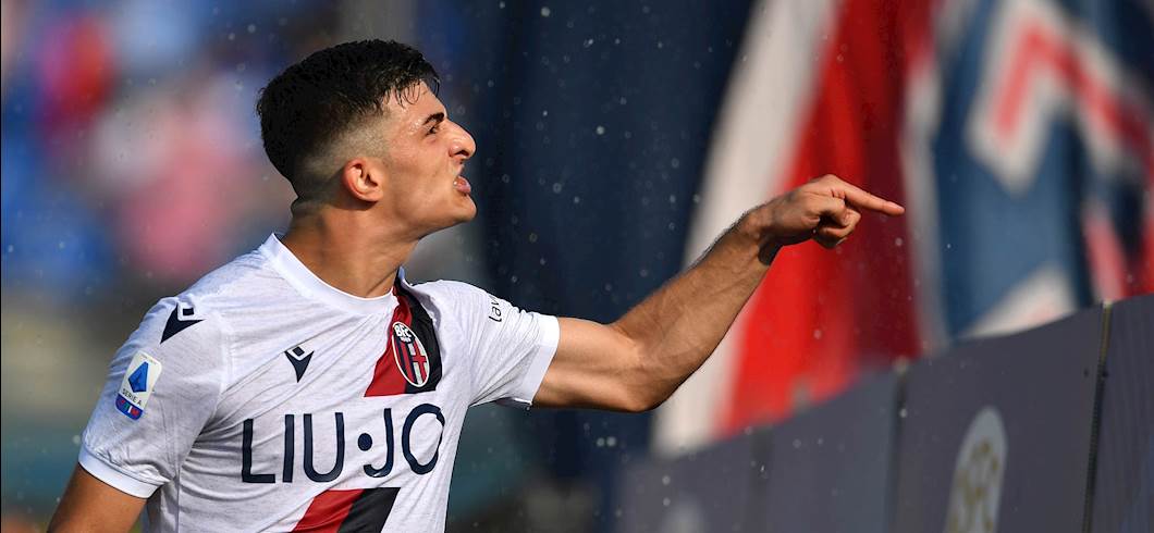 Lesão de Orsolini preocupa Bologna: jogador sai de campo emocionado